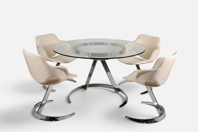 une table en verre entourée de quatre chaises