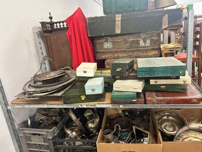 beaucoup de boîtes et d'autres objets posés sur une étagère