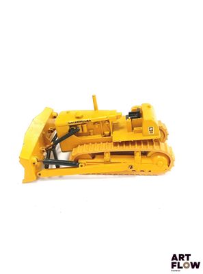 bulldozer jaune sur fond blanc, avec un fond blanc
