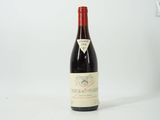 une bouteille de vin posée sur une table