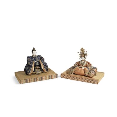 paire de figurines asiatiques représentant une femme et un homme allongés sur un lit
