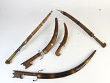 quatre pièces de bois et de métal sont disposées sur une surface blanche