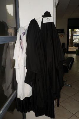 deux robes noires et blanches accrochées au mur