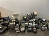 un tas de vieux appareils électroniques posés par terre