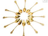 a lot of spoons and spoon spoons arranged in a circle