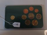 une photo d'une boîte de pièces de monnaie sur laquelle est apposée une étiquette de prix