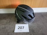 un casque posé par terre à côté d'un panneau