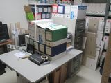 un bureau sur lequel sont posées de nombreuses boîtes