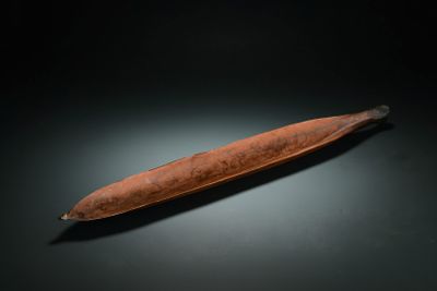 AUSTRALIE Propulseur aborigène en bois sculpté de motifs géo…