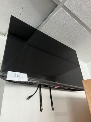 un téléviseur à écran plat accroché au mur de la chambre
