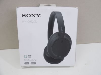 La boîte des écouteurs Sony est ouverte sur la table.