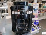 une machine à café exposée dans un magasin