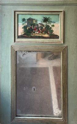 une photo d'un tableau accroché au mur au-dessus d'un miroir