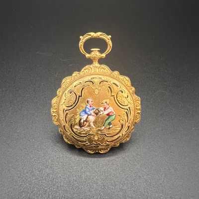 une montre de poche en or sur laquelle figure le portrait d'un homme et d'une femme