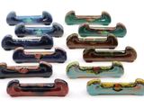 de nombreuses barrettes de différentes couleurs posées sur un fond blanc