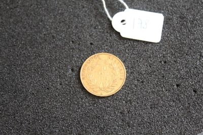 un gros plan d'une pièce de monnaie posée sur une surface noire, avec une étiquette de prix