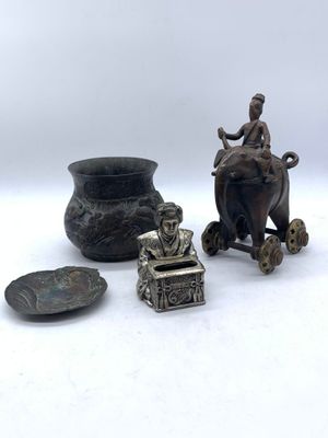 ASIE Réunion de quatre objets en bronze et métal comprenant …