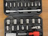 une mallette noire contenant des outils, posée sur une table