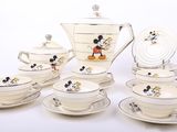 un service à thé Mickey Mouse posé sur une table blanche