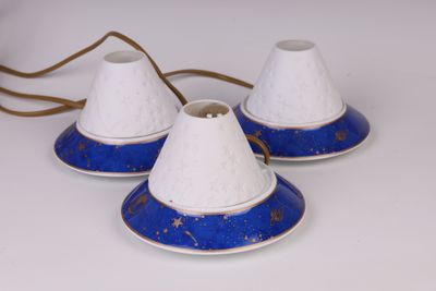 trois lampes posées sur une table blanche