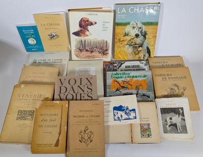 plusieurs livres sont empilés sur une table