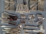 beaucoup de cuillères et de fourchettes en argent sur la table