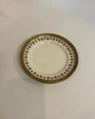 une assiette ornée d'un motif floral, posée sur une table