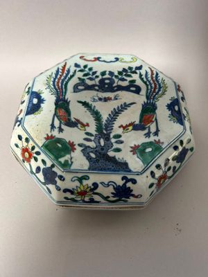boîte en porcelaine chinoise bleue et blanche ornée d'oiseaux et de fleurs