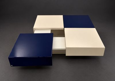 trois boîtes bleues et blanches empilées les unes sur les autres