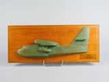 une image représentant la maquette d'un petit avion sur une plaque en bois