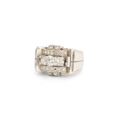 gros plan d'une bague en diamant sur fond blanc