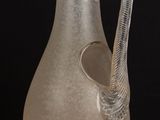 un vase en verre posé sur une table
