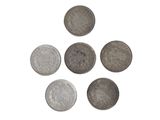 six types différents de pièces d'argent disposées en triangle