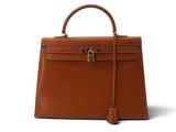 un sac à main en cuir marron sur fond blanc