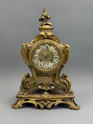 une horloge en or posée sur une table