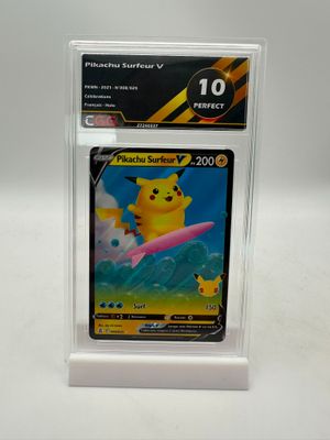 un gros plan d'une carte à collectionner Pokémon dans un étui en plastique
