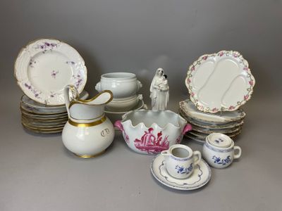 beaucoup d'assiettes, de tasses et de soucoupes sur la table