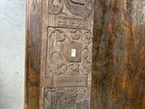 une vieille porte en bois ornée d'un motif décoratif