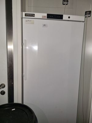 un réfrigérateur blanc dans le coin d'une pièce