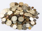 une pile de pièces de monnaie posée sur une surface blanche