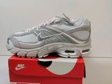 une paire de chaussures de course Nike Air Max dans une boîte