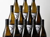 six bouteilles de vin posées sur une table en bois