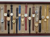de nombreux modèles de montres exposés dans une vitrine