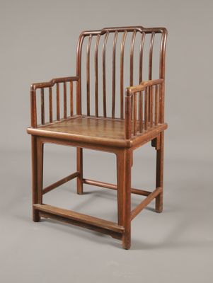 une image représentant une chaise en bois avec un dossier et des accoudoirs incurvés