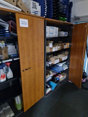 une grande armoire contenant de nombreux objets