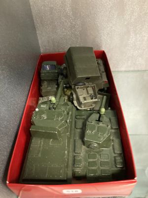 une boîte rouge contenant un véhicule militaire miniature