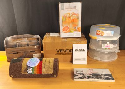 de nombreux objets posés sur une table en bois