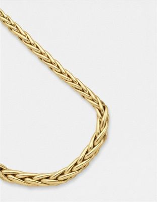 un collier en or sur fond blanc