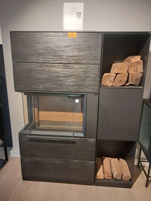 une cheminée dans un coin de la pièce, avec un fauteuil