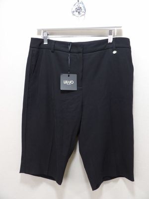 un pantalon noir suspendu à un cintre dans une pièce